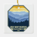 Ornement En Céramique Parc national des Great Smoky Mountains Minimal Ré<br><div class="desc">Grande Smoky Mountains dessin vectoriel. Le parc comprend des forêts luxuriantes et une abondance de fleurs sauvages qui fleurissent toute l'année.</div>
