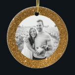 Ornement En Céramique Parties scintillant d'or Cadres de Noël de Noël<br><div class="desc">Un cadre moderne de parties scintillant en faux or scintille et brille sur cet ornement de Noël personnalisé avec votre photo personnelle sur un côté et texte modèle facilement customisé sur le dos. Commémorez l'année avec ce ornement personnalisé ou donnez à la famille comme un souvenir unique de vacances.</div>