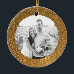 Ornement En Céramique Parties scintillant d'or Cadres de Noël de Noël<br><div class="desc">Un cadre moderne de parties scintillant en faux or scintille et brille sur cet ornement de Noël personnalisé avec votre photo personnelle sur un côté et texte modèle facilement customisé sur le dos. Commémorez l'année avec ce ornement personnalisé ou donnez à la famille comme un souvenir unique de vacances.</div>