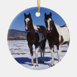 Ornement En Céramique Peignez les chevaux se tenant dans la neige