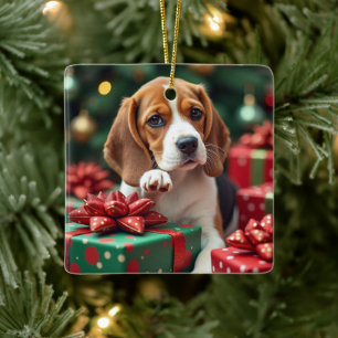 Ornement En Céramique Peinture de Noël : un Beagle emballant des cadeaux
