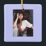Ornement En Céramique Périwinkle bleu moderne Joyeux et photo mariée<br><div class="desc">Périwinkle Bleu Nouvel An Moderne Joyeux et Marié en céramique ornement avec un cadre de chute de neige minimaliste sur votre photo personnalisée, sans serif police moderne et un motif de flocons de neige arrière - plan sur le dos avec l'année de Noël personnalisée. L'ornement en céramique photo est entièrement...</div>