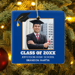 Ornement En Céramique Personnalisé Blue Graduation Portrait senior Photo<br><div class="desc">Ce vêtement de Noël de fin d'études supérieures en or bleu personnalisé présente votre photo de graduation sous un casquette noir. Personnalisez avec votre année de classe,  l'école et le nom d'un grand cadeau pour un étudiant diplômé.</div>