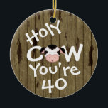 Ornement En Céramique Personnalisé Funny Holy Cow 40th Birthday Humoriso<br><div class="desc">Personnalisée Humoristique Vache sainte Quelqu'un est 40 Anniversaire Noël Ornament avec Faux Barn Arrière - plan en bois.</div>