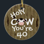 Ornement En Céramique Personnalisé Funny Holy Cow 40th Birthday Humoriso<br><div class="desc">Personnalisée Humoristique Vache sainte Quelqu'un est 40 Anniversaire Noël Ornament avec Faux Barn Arrière - plan en bois.</div>
