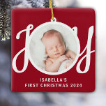 Ornement En Céramique Personnalisé Nom Baby's First Christmas Photo Red<br><div class="desc">Cet adorable ornement photo de Noël pour bébé est décoré avec le mot JOY dans la typographie stylisée sur un arrière - plan rouge. Facilement personnalisable avec votre photo,  nom et année.</div>