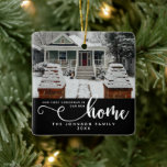 Ornement En Céramique Personnalisé Notre Premier Noël Dans Notre Nouvell<br><div class="desc">Célébrez le jalon de votre premier Noël dans une nouvelle maison avec notre premier Noël personnalisé dans notre nouvel ornement en céramique. Cette décoration élégante est décorée dans un style noir épuré, offrant une touche moderne et élégante à votre décor de vacances. Personnalisable avec une photo chère et un texte...</div>