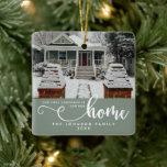 Ornement En Céramique Personnalisé Notre Premier Noël Dans Notre Nouvell<br><div class="desc">Célébrez le jalon de l'installation dans une nouvelle maison avec notre Sage Green Personnalisé "Notre premier Noël dans notre nouvelle maison" Ornement céramique. Cet élégant ornement est conçu pour commémorer votre premier Noël dans votre nouvel espace, avec une teinte verte sage apaisante qui ajoute une touche de sophistication à votre...</div>