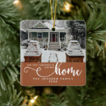 Ornement En Céramique Personnalisé Notre Premier Noël Dans Notre Nouvell<br><div class="desc">Célébrez la joie de votre premier Noël dans votre nouvelle maison avec notre Ornement en céramique personnalisée "Notre premier Noël dans notre nouvelle maison" dans une teinte en terre cuite charmante. Cet élégant ornement est conçu pour marquer l'occasion spéciale avec une touche de chaleur et de sophistication. Doté d'une photo...</div>