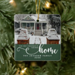 Ornement En Céramique Personnalisé Notre Premier Noël Dans Notre Nouvell<br><div class="desc">Célébrez la joie d'un nouveau départ avec notre ornement en céramique Emerald Green Personnalisé "Our First Christmas In Our New Home". Parfaitement conçu pour ceux qui viennent d’emménager dans leur maison de rêve, cet ornement présente une couleur vert émeraude qui ajoute une touche d’élégance à votre décor de vacances. Personnalisé...</div>