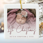 Ornement En Céramique Photo Baby's First Christmas Rose Script Céramique<br><div class="desc">Célébrez le premier Noël du bébé avec ce ornement minimaliste moderne de photo-conservation. Le texte rose poussiéreux dit "1er Noël" en écriture manuscrite tendance. Remplacez facilement l'exemple d'image par votre photo préférée, et ajoutez le nom du bébé et l'année ci-dessous. Un écran de dégradé blanc aide à faire apparaître la...</div>