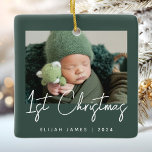 Ornement En Céramique Photo Bébé's First Christmas Blanc vert<br><div class="desc">Célébrez le premier Noël du bébé avec ce ornement minimaliste moderne de photo-conservation. Le texte blanc indique "1er Noël" en écriture manuscrite tendance sur un arrière - plan vert foncé. Remplacez facilement l'exemple d'image par votre photo préférée,  et ajoutez le nom du bébé et l'année ci-dessous.</div>