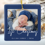 Ornement En Céramique Photo Bébé's First Christmas Navy Bleu Blanc<br><div class="desc">Célébrez le premier Noël du bébé avec ce ornement minimaliste moderne de photo-conservation. Le texte bleu marine dit "1er Noël" dans un script d'écriture à la mode. Remplacez facilement l'exemple d'image par votre photo préférée, et ajoutez le nom du bébé et l'année ci-dessous. Un écran de dégradé blanc aide à...</div>