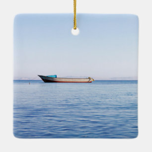 Ornement En Céramique Photo d'art fine de l'océan paisible et du bateau