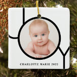 Ornement En Céramique Photo de bébé personnalisée Noël<br><div class="desc">Cet ornement photo de Noël moderne est décoré avec le mot JOY en noir sur un arrière - plan blanc. Facilement personnalisable avec votre photo et votre nom.</div>