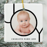 Ornement En Céramique Photo de bébé personnalisée Noël<br><div class="desc">Cet ornement photo de Noël moderne est décoré avec le mot JOY en noir sur un arrière - plan blanc. Facilement personnalisable avec votre photo et votre nom.</div>