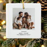 Ornement En Céramique Photo de famille & Joyeux et minimaliste lumineux<br><div class="desc">Célébrez les fêtes avec une touche personnelle en utilisant cette Photo de famille & Joyeux et minimaliste lumineux ornement de Noël. Doté d'un design épuré et moderne avec l'expression "Joyeux et brillant" élégamment affichée à côté de votre photo de famille préférée, cet ornement apporte une touche contemporaine et élégante à...</div>