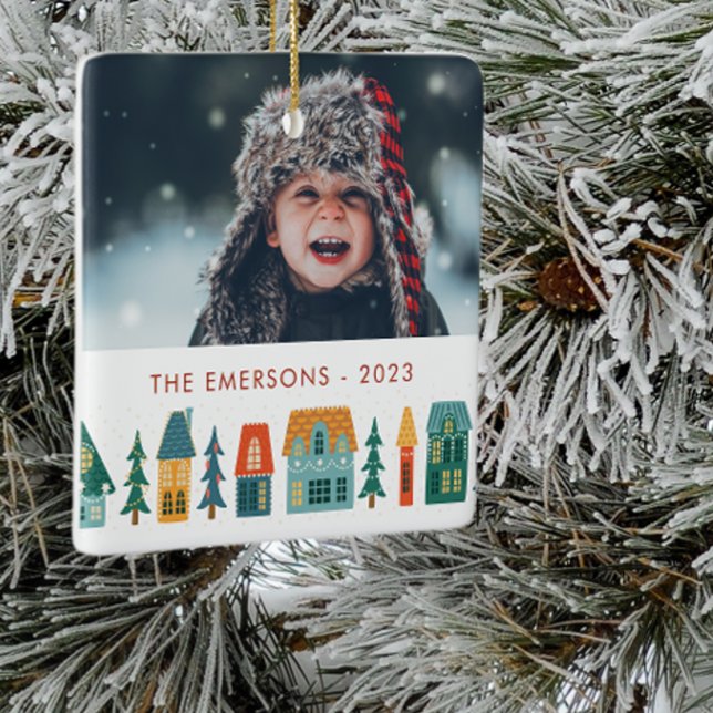 Ornement En Céramique Photo de la maison d'hiver (Retro Holiday Houses with Family Photo Christmas Ornament and Family Name Monogram)