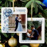 Ornement En Céramique Photo de Mariage Carré Marié et brillant 2<br><div class="desc">Un ornement photo marié et lumineux - parfait pour les jeunes mariés de noël ou pour tout couple heureux marié! Le design présente des ornements bleus en bauble avec un feuillage d'hiver délicat pour encadrer votre photo et est élégamment lettré avec Marié et Lumineux. L'autre côté de l'ornement a une...</div>