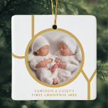 Ornement En Céramique Photo de Noël des jumeaux<br><div class="desc">Le joli ornement photo de Noël de ce jumeau est décoré du mot JOY en typographie or sur un arrière - plan blanc. Facilement personnalisable avec votre photo,  nom et année.</div>