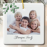 Ornement En Céramique Photo famille Noël<br><div class="desc">Cet ornement de Noël Photo de famille est décoré avec un tatouage à l'aquarelle et une typographie stylisée. Facilement personnalisable avec votre photo, nom et année. Utilisez l'outil de conception pour modifier la taille, le style ou la couleur du texte. Parce que nous créons notre oeuvre, vous ne trouverez pas...</div>