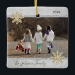 Ornement En Céramique PHOTO Gold Silver Snow Keepsaké Noël<br><div class="desc">Gardez vos souvenirs en vie avec ces beaux ornements de Noël de gardiens de l'arbre de Noël. Personnalisez-le avec votre photo. Faux feuille d'argent et parties scintillant avec des flocons de neige. Personnalisé avec votre nom de famille et votre année. Back of ornament a la possibilité d'ajouter message, nom, ou...</div>