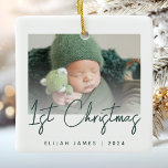 Ornement En Céramique Photo Le premier script vert de Noël du bébé<br><div class="desc">Célébrez le premier Noël du bébé avec ce ornement minimaliste moderne de photo-conservation. Le texte vert foncé dit "1er Noël" dans un script d'écriture à la mode. Remplacez facilement l'exemple d'image par votre photo préférée, et ajoutez le nom du bébé et l'année ci-dessous. Un écran de dégradé blanc aide à...</div>