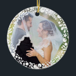 Ornement En Céramique Photo Mariage encadrée de baies blanches avec text<br><div class="desc">Un cercle de jolies baies vitrées,  blanches,  graphiques,  florales et feuilles encadrent délicatement votre photo de mariage préférée pour créer un souvenir parfait ou donner comme cadeau aux jeunes mariés pour célébrer leur premier Noël ensemble. Photographie de Shanna Russell Photographie</div>