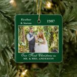 Ornement En Céramique Photo mariage et mémoire verte de l'année<br><div class="desc">Mariage de mariée et de chambre Photo et l'année de l'ornement de mémoire. Parfait pour se souvenir de votre grand jour ou pour offrir un cadeau pour célébrer un anniversaire de parents, de grands-parents et d'autres membres de votre famille. Prenez cette photo de mariage rétro et vintage et ajoutez-la à...</div>