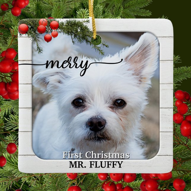 Ornement En Céramique Photo mignonne Bois blanc rustique Premier Ceram d (Christmas ornament featuring a custom (pet) photo framed by rustic white wood and berries with pine)