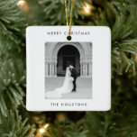 Ornement En Céramique Photo minimaliste Noël moderne<br><div class="desc">L'ornement moderne de Noël avec un design simple et minimal avec "joyeux noël" au-dessus de votre photo et de vos noms ci-dessous.</div>