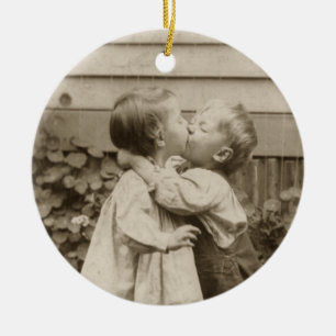 Ornement En Céramique Photo vintage d'amour d'enfants s'embrassant dans