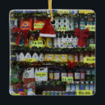 Ornement En Céramique Photographie de la boutique de rabais NYC de Noël<br><div class="desc">Il présente une photo originale en couleur de chapeaux de Père Noël dans la fenêtre du magasin discount sur l'Upper West Side de Manhattan. Photographié à New York. De nombreuses autres photographies et illustrations de NYC sont également disponibles dans cette boutique. Ne vois-tu pas exactement ce que tu cherches ?...</div>