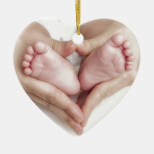 Ornement En Céramique Pieds de bébé dans des mains de mère
