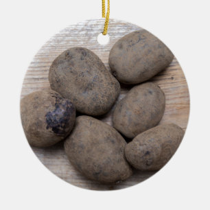 Ornement En Céramique Pommes de terre sur bois rustique Concept