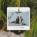 Ornement En Céramique Porte-photos personnalisées de la meilleure soeur<br><div class="desc">Un élégant ornement photo de Noël avec la typographie classique "la meilleure soeur du monde" en noir sur un arrière - plan blanc simple et propre. La photo, le texte, le nom et l'année peuvent être facilement customisés pour rendre cet ornement unique et personnel pour vous. Un design de Noël...</div>