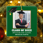Ornement En Céramique Portrait principal de la graduation verte personna<br><div class="desc">Ce vêtement de Noël de fin d'études supérieures en or vert personnalisé présente votre photo de graduation sous un casquette noir. Personnalisez avec votre année de classe,  l'école et le nom d'un grand cadeau pour un étudiant diplômé.</div>
