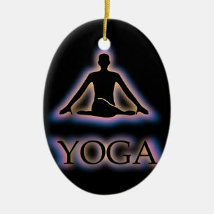 Ornement En Céramique Pose de yoga rougeoyant dans le gomukhasana foncé