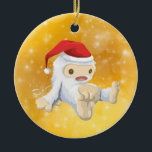 Ornement En Céramique Poupée Yeti de Noël avec Arrière - plan Gold Bokeh<br><div class="desc">Un ornement de noël avec l'illustration d'un joli petit yeti de Noël, poupée de jouets, portant un chapeau de santa rouge. Le petit yeti a un fil à tirer pour le faire parler et il est couvert de fourrure blanche molle avec des accents brun clair. Arrière - plan est un...</div>