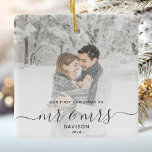 Ornement En Céramique Premier Marié Noël Custom Photo Script gris<br><div class="desc">Commémorez le premier Noël de votre mariage avec ce magnifique ornement de gardiens moderne. Le texte gris fusain dit "Notre premier Noël en tant que Monsieur et Madame", avec les mots "Monsieur et Madame" dans un élégant script manuscrit avec des fioritures avant et après. Remplacez l'exemple d'image par votre photo...</div>