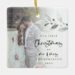 Ornement En Céramique Premier Marié Noël Nom photo Année Script Cer<br><div class="desc">First Married Christmas Photo Name Year Script Un gardien romantique pour célébrer le moment spécial de votre premier Noël en tant que Mr et Mrs et memento dans les jours fériés à venir. La typographie pour Noël et M. et Mme est dans un ensemble de script moderne et le reste...</div>
