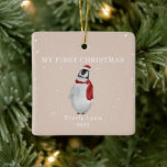 Ornement En Céramique Premier Noël Bébé Penguin Neige rose<br><div class="desc">Illustration d'un bébé pingouin portant un chapeau santa et foulard assorti entouré de flocons de neige avec un arrière - plan rose clair. Le texte dit,  "Mon premier Noël." Personnalisez le nom et l'année.</div>