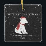 Ornement En Céramique Premier Noël Bébé Polaire Ours Gris foncé Neige<br><div class="desc">Illustration d'un bébé ourson polaire portant un chapeau santa et un foulard assorti entouré de flocons de neige avec un arrière - plan gris foncé. Le texte dit,  "Mon premier Noël." Personnalisez le nom et l'année.</div>