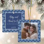 Ornement En Céramique Premier Noël Couples engagés Photo Poinsettia<br><div class="desc">Commémorez votre premier Noël en couple engagé avec ce magnifique ornement photo avec un classique motif poinsettia dessiné à la main bleu et blanc avec une photo sur un côté et votre texte sur le dos.</div>