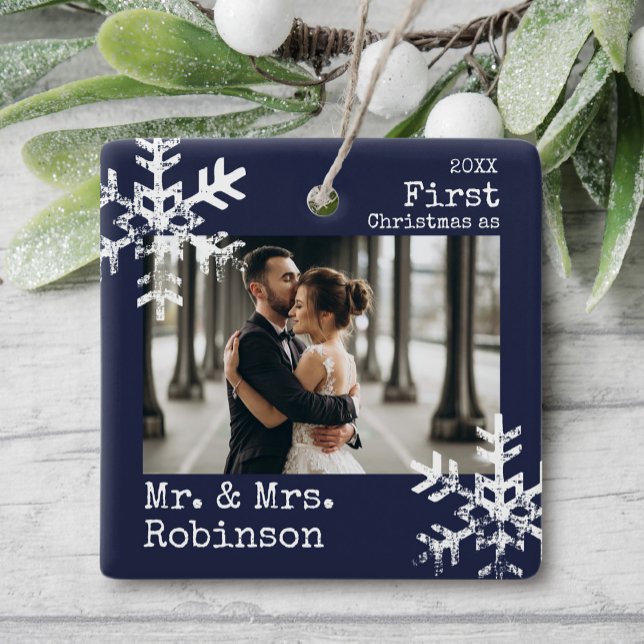 Ornement En Céramique Premier Noël de la Marine M. Photo personnalisée & (Rustic snowflake family holiday keepsake photo ornament perfect for gifts to bring joy to others.)