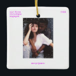 Ornement En Céramique Premier Noël engagé | Photo de machine à écrire mi<br><div class="desc">Personnalisez facilement cet ornement en céramique de sapin de Noël minimaliste et élégant, avec typographie de grunge de machine à écrire et cadre de neige blanche propre, simple et minimaliste. Ajoutez votre photo, noms, texte personnalisé et année de Noël. Un design de Noël cool, simple, sophistiqué et contemporain dans des...</div>