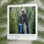 Ornement En Céramique Premier Noël engagé | Photo Fiançailles minimale<br><div class="desc">Un décor minimaliste de Noël avec typographie classique "Nos premiers noël engagés" en noir sur un simple arrière - plan blanc épuré et minimaliste. La photo, l'accueil et le nom peuvent être facilement customisés pour une touche personnelle. Un design de Noël simple, minimaliste et contemporain pour annoncer votre fiançailles à...</div>