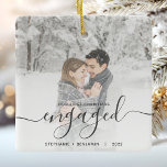 Ornement En Céramique Premier Noël Engagé Photo personnalisée Gris Scrip<br><div class="desc">Commémorez votre fiançailles avec ce magnifique ornement de gardien moderne. Le texte gris dit "Notre premier Noël engagé", avec le mot "engagé" dans un élégant script d'écriture manuscrite avec des fioritures avant et après. Remplacez l'exemple d'image par votre photo préférée, et ajoutez vos noms et l'année. Un filtre dégradé blanc...</div>