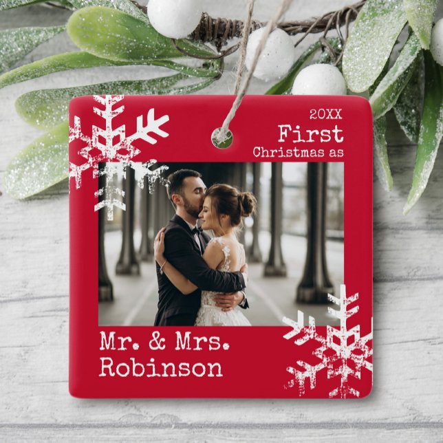 Ornement En Céramique Premier Noël M. & Mme Flèches photo personnalisées (Rustic snowflake family holiday keepsake photo ornament perfect for gifts to bring joy to others.)