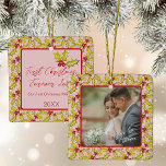 Ornement En Céramique Premier Noël Marié Rose Rouge Couples amusants Pho<br><div class="desc">Commémorez votre premier Noël en couple marié avec ce magnifique ornement photo avec un classique à la main tiré saint et motif de baies sur un arrière - plan rose rétro avec une photo sur un côté et votre texte sur le dos.</div>